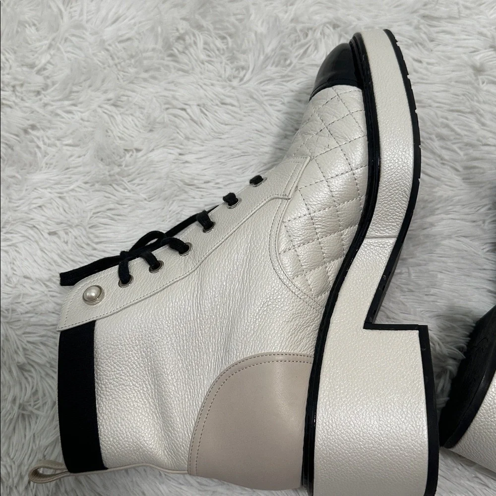 ❤️ AUTHENTIC! Chanel White Leather Lace Up Boots with Faux Pearl Detail